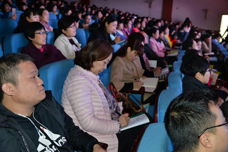 家長(zhǎng)朋友們認(rèn)真聆聽(tīng)精彩講座