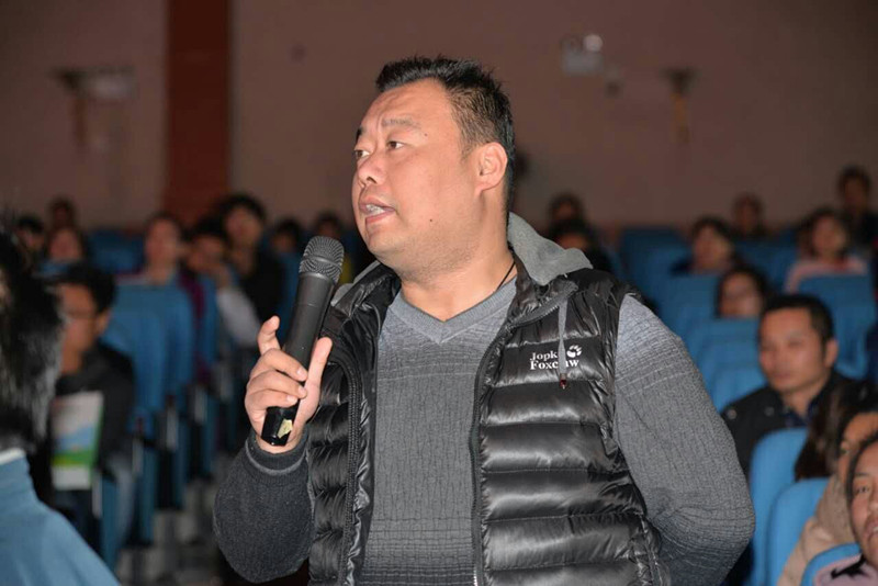 講座結(jié)束家長(zhǎng)朋友踴躍提問(wèn)，請(qǐng)專(zhuān)家答疑解惑