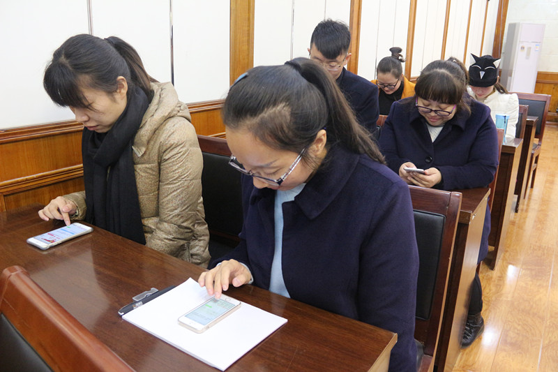 黨員教師進行現(xiàn)場答題 黨員教師進行現(xiàn)場答題