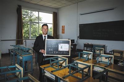 　張俊成，41歲，曾是北京大學(xué)的一名保安。1995年，通過成人高考，考上了北京大學(xué)法律系(?？?，被媒體稱為“北大保安高考第一人”，現(xiàn)為長(zhǎng)治市一所中等職校的校長(zhǎng)