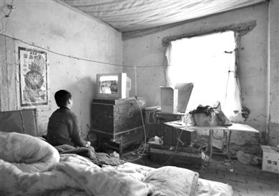 11月21日，武文英小兒子中午放學(xué)回家坐在床上看電視，母親進(jìn)看守所之后，小兒子變得沉默寡言。