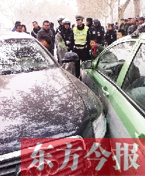 奧迪車將出租車車身撞個(gè)大坑 奧迪車將出租車車身撞個(gè)大坑