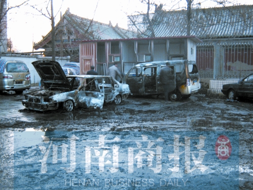 現(xiàn)場(chǎng)，兩輛車(chē)被燒得只剩骨架