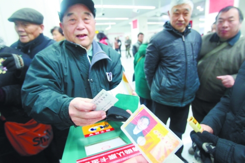 老人帶著多種證件想免費(fèi)乘車，工作人員稱沒接到通知拒絕。