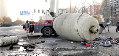 　　水泥罐車被撞得車、罐分離