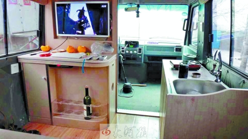 52歲潮爸開著房車帶家人游中國 車內(nèi)一應俱全 52歲潮爸開著房車帶家人游中國 車內(nèi)一應俱全