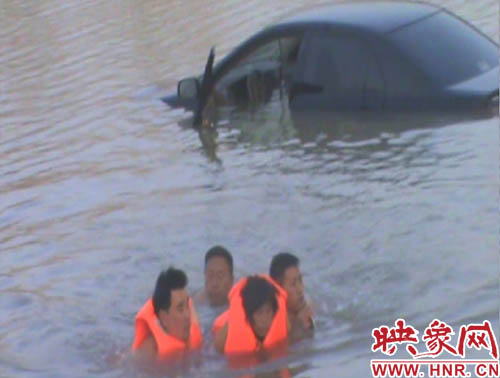 韓明、賈建峰，馮先忠三位市民奮力營救落水者