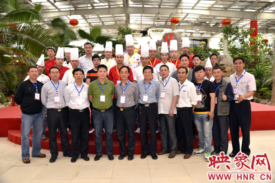 選手、工作人員和評委親密合影