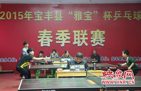 2月22日，河南省寶豐縣兩名乒乓球參賽選手在比賽中激烈角逐。