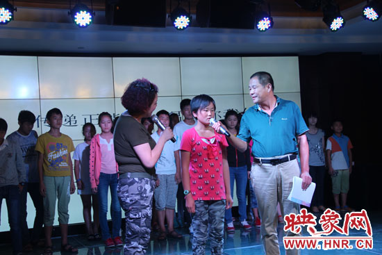 為26位貧困兒童募集94685.99元和價值近五萬元的書籍、衣物等物資