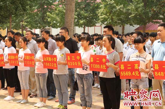 經(jīng)過一周的廣泛宣傳動(dòng)員，全縣教育系統(tǒng)共捐款174113元。