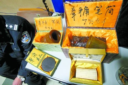 這些商品被暫扣，并根據(jù)鑒定情況對(duì)販賣者依法處罰。 記者 閆化莊 攝