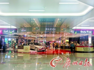 　迪拜機場的免稅店是不少人的血拼地。