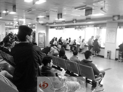 鄭州住房公積金管理中心辦事大廳，坐滿辦理業(yè)務(wù)的市民。