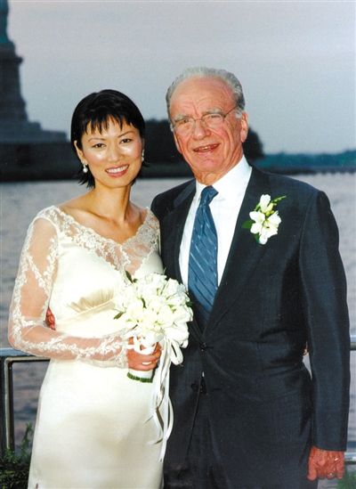 1999年6月，68歲的默多克與30歲的鄧文迪結婚。
