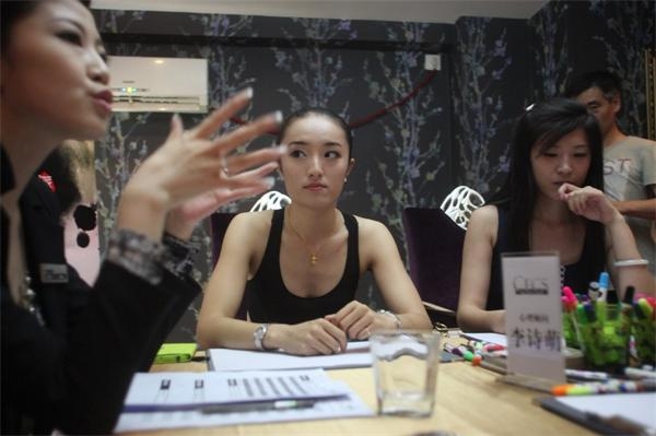 圖為參選者在等待選拔。