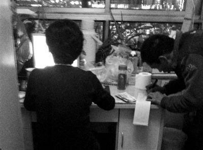 探秘假牙黑作坊:成本幾十元到醫(yī)院賣(mài)六千 探秘假牙黑作坊:成本幾十元到醫(yī)院賣(mài)六千