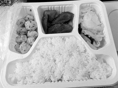 動(dòng)車僅售14元法國礦泉水 記者亮身份后2元水現(xiàn)身 動(dòng)車僅售14元法國礦泉水 記者亮身份后2元水現(xiàn)身