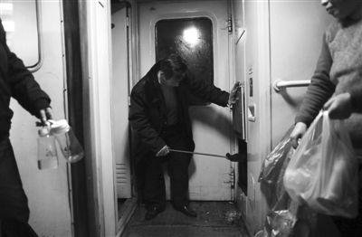 動(dòng)車僅售14元法國礦泉水 記者亮身份后2元水現(xiàn)身 動(dòng)車僅售14元法國礦泉水 記者亮身份后2元水現(xiàn)身