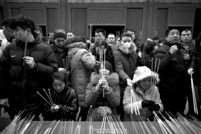 雍和宮，市民在燒香祈福