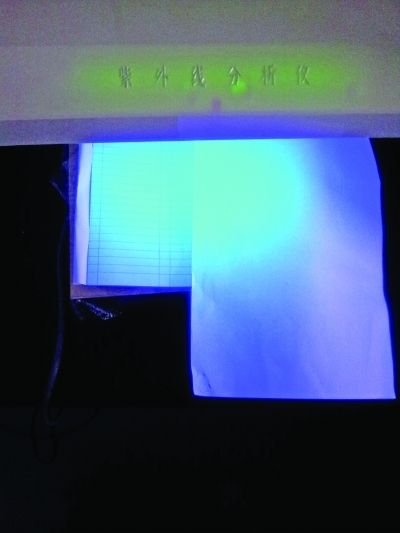 記者的采訪本比A4紙熒光劑更多。