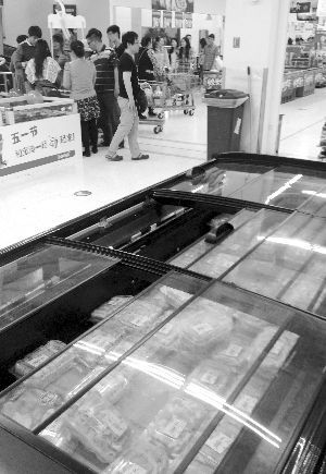 新街口某超市羊肉卷柜臺無人問津。