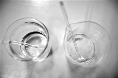 溶解檢測法中，左邊溶入真蠶絲的液體變得渾濁，完全溶解。