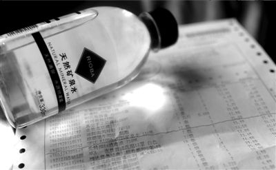 長(zhǎng)綠苔的礦泉水和超市購(gòu)物清單。 京華時(shí)報(bào)記者 王苡萱 攝