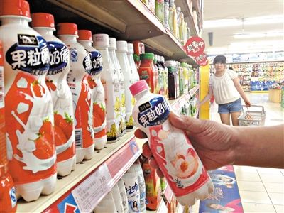 昨日，勁松京客隆超市貨架上，可口可樂果粒奶優(yōu)仍在售。可口可樂公司昨日發(fā)表聲明稱，已使用25公斤可能受到肉毒桿菌污染的乳粉，用于生產(chǎn)個別批次的美汁源果粒奶優(yōu)。新京報記者 韓萌 攝