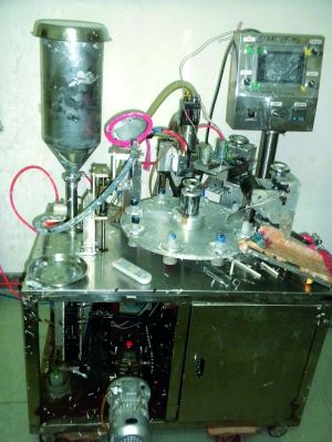 行動(dòng)中查獲的假冒“高露潔”牙膏和制假機(jī)械。信息時(shí)報(bào)記者鄭啟文 攝