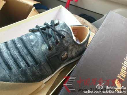 顧女士購(gòu)買(mǎi)的富貴鳥(niǎo)發(fā)霉的鞋子