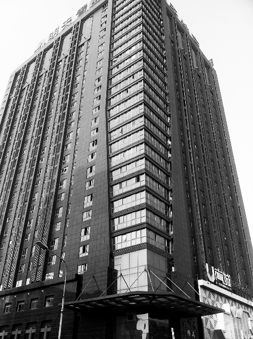 記者按照公開地址在鄭州一處寫字樓尋找一家軟件公司，一無所獲。