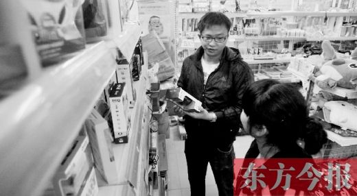 大學生創(chuàng)業(yè)孵化園內(nèi)，大學生S團實體店的工作人員在向兩個同學推介商品