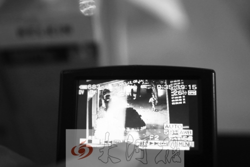 人民路上的這家商店,夜間疑被一男子隔著門縫用長(zhǎng)竿偷走一臺(tái)蘋果ipad air。