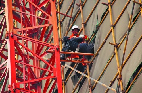 消防隊(duì)員將下不來(lái)的討薪者救下 消防隊(duì)員將下不來(lái)的討薪者救下