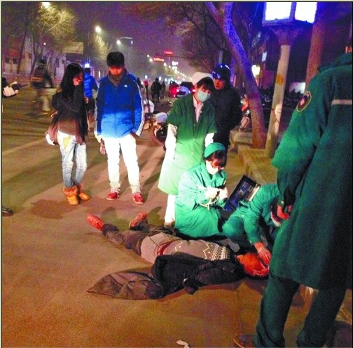 醉漢當(dāng)街撒潑 先騷擾女學(xué)生后咬傷路人耳朵 醉漢當(dāng)街撒潑 先騷擾女學(xué)生后咬傷路人耳朵