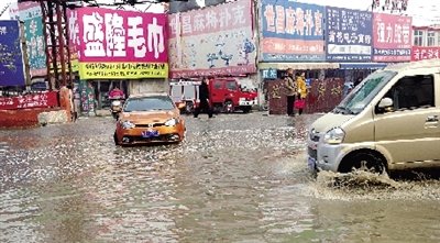 這里積水一個(gè)月不退，商戶傷透腦筋。