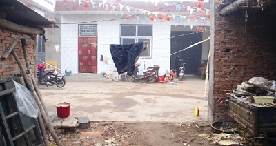 辦喜事扯的彩條還沒有褪色，這個農(nóng)家小院就發(fā)生了慘案。