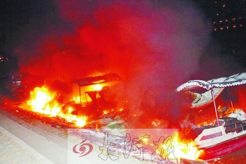 觀光船著火，火光沖天。