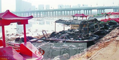 被燒毀的觀光船，殘破不堪。