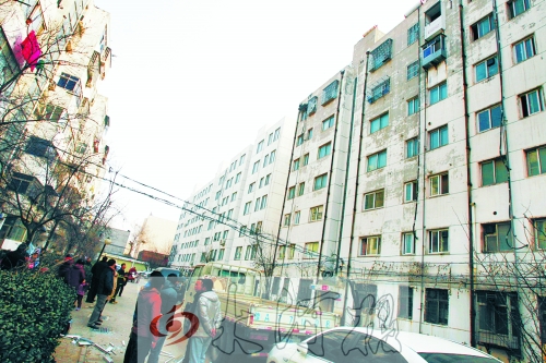 鄭州市瑞達(dá)路啟明村小區(qū)一戶居民家中（紅圈標(biāo)示處），天然氣發(fā)生爆炸。