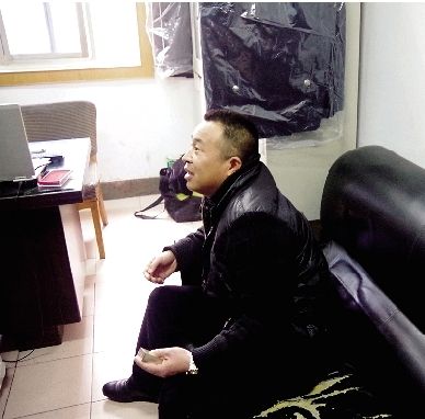 無證開套牌桑塔納轎車的段某，在華中食品城賣酒。