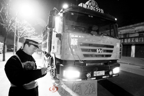 潁河路華山路交叉口民警正在開(kāi)罰單