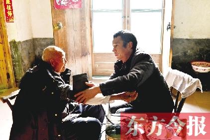 村醫(yī)行醫(yī)24年免費為五保戶看病 摩托車騎壞2輛 村醫(yī)行醫(yī)24年免費為五保戶看病 摩托車騎壞2輛