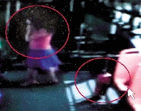 去年10月份的一天，一名女乘客打著電話下了車，包丟在了車上。(翻拍視頻)