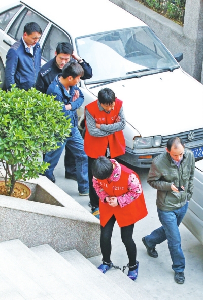 制造胡噴鬧劇的始作俑者——一家裝飾公司的4名負責人與其雇用的兩名“胡噴”被刑拘。