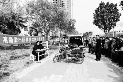 退贓大會(huì)上，石獅子物歸原主