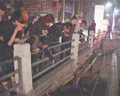 圍觀群眾感嘆橋那么高，被扔下橋的劉先生真是“萬幸”。