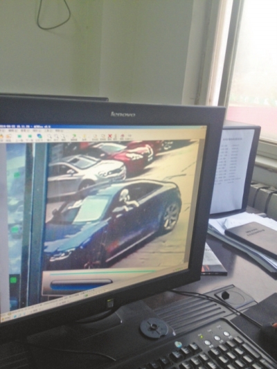 監(jiān)控錄像顯示，肇事車駕駛室內(nèi)有狗頭探出窗外。