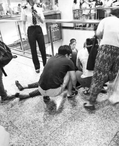 男子繼母被捅傷后跑到站內(nèi)，倒在了地上（圖片來自網(wǎng)絡(luò)）。